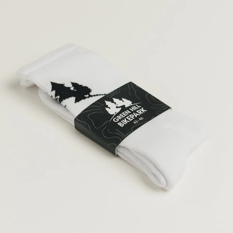 Weiße Socke mit Green Hill Bikepark Logo und schwarzer Banderole