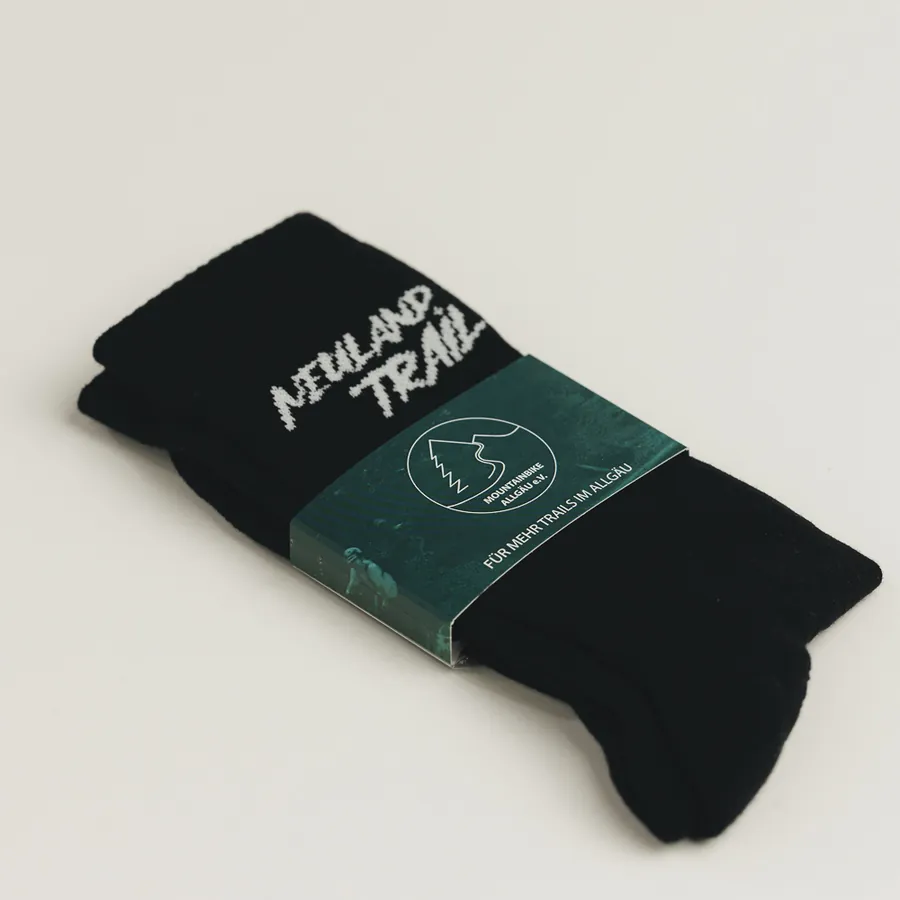 Schwarze Neuland Trail Socke mit grüner Banderole